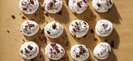 Meringues moelleuses aux morceaux de biscuits