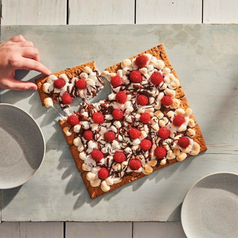 Photo de S’mores aux petits fruits grillés sur la plaque par WW