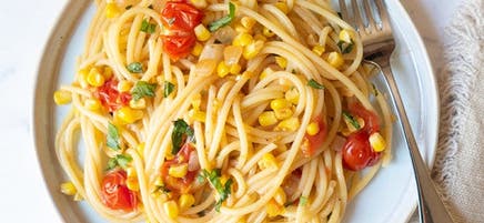 Spaghetti au maïs frais et aux tomates cerises