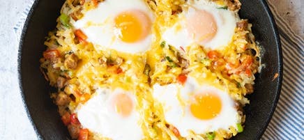 Pommes de terre rissolées grillées au poêlon garnies d’œufs