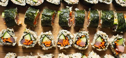Rouleaux de sushi au riz brun et au thon