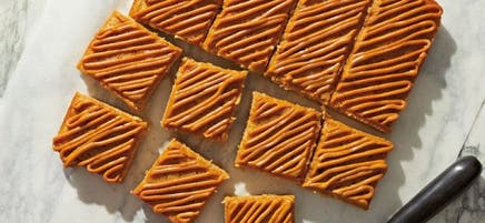 Carrés aux pommes avec glaçage au beurre d’arachides