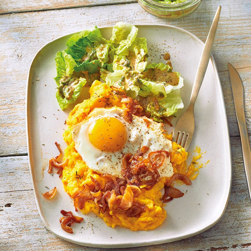 Kürbis-Kartoffel-Stampf mit Zwiebeln und Ei