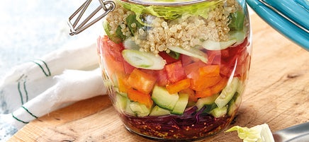 Bunter Quinoa-Schicht-Salat
