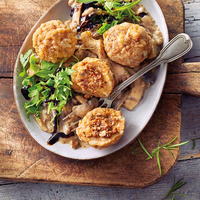 Gefüllte Knödel mit Pilzsauce
