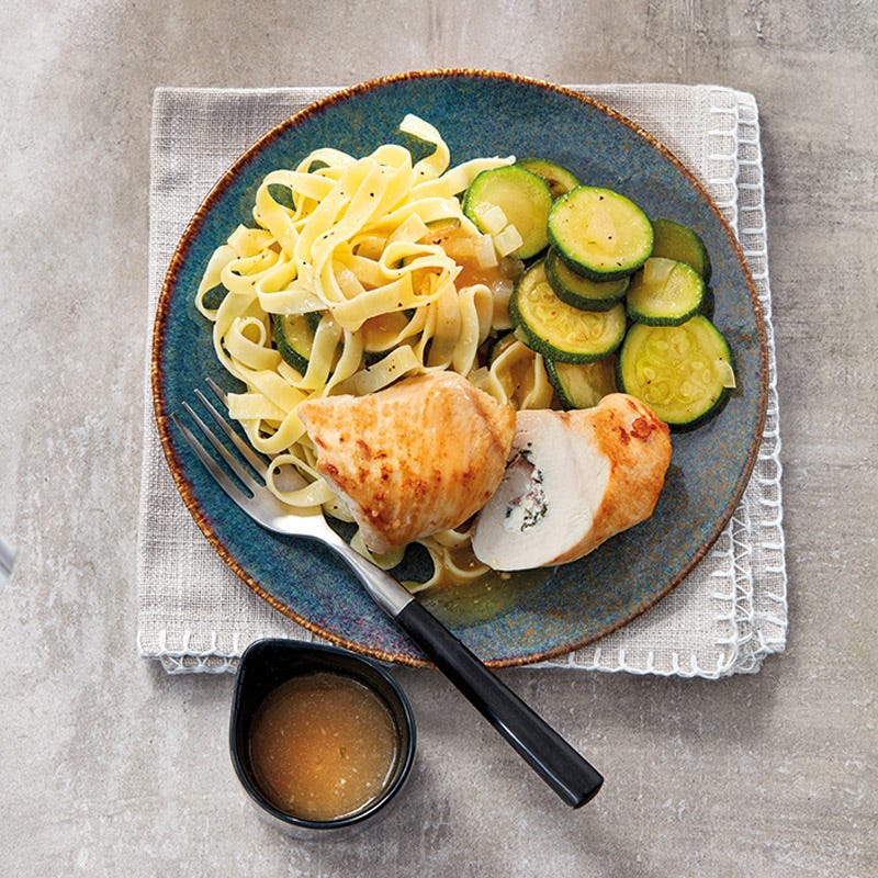 Hähnchen-Feta-Rouladen mit Zucchinigemüse