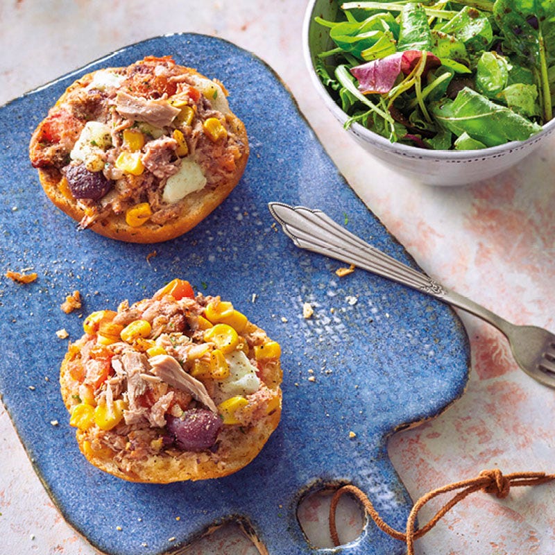 Gebackene Thunfischbrötchen mit Salat