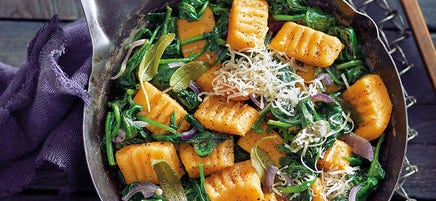 Gnocchi de courge au beurre de sauge avec épinards