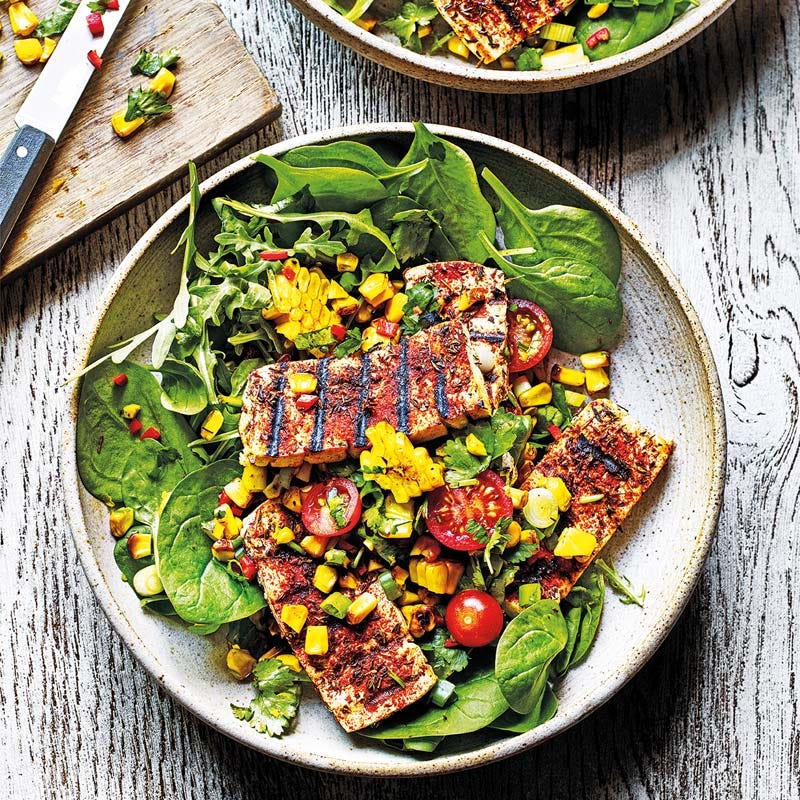 Cajun-Tofu mit Mais und Salat