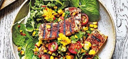 Tofu aux épices cajun avec maïs et salade
