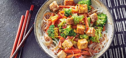 Glasnudel-Broccoli-Pfanne mit Sesamtofu