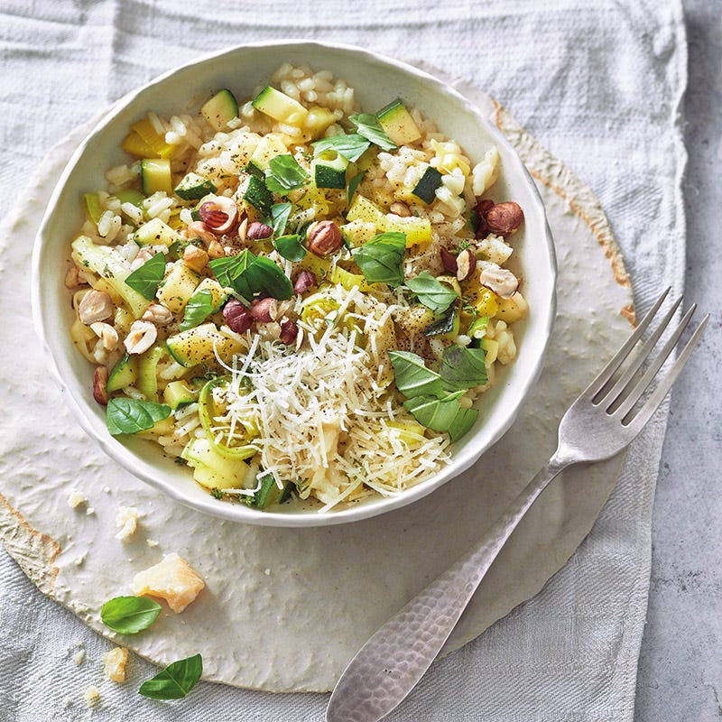 Zucchini-Lauch-Risotto mit Haselnüssen
