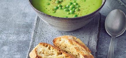 Pastinaken-Erbsen-Suppe mit Knoblauchbaguette