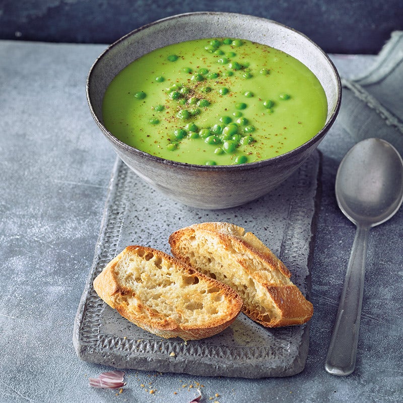 Pastinaken-Erbsen-Suppe mit Knoblauchbaguette