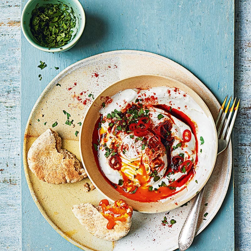 Türkische Eier mit Joghurt und Pita
