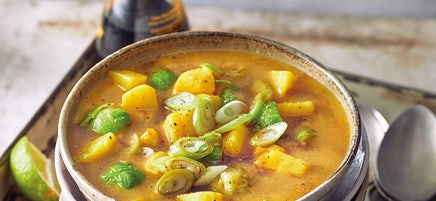 Soupe de pommes de terre et choux de Bruxelles au curry