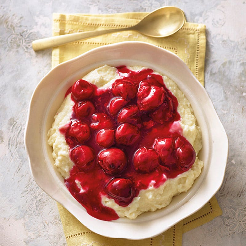 Kardamom-Grießbrei mit heißen Kirschen