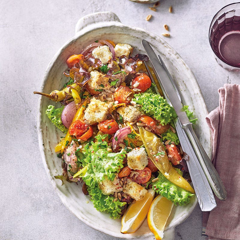 Gebackener Schafskäse auf Salat