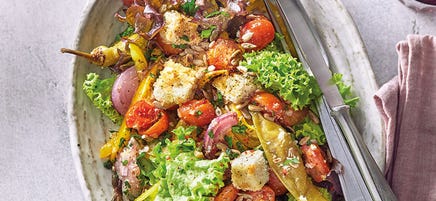 Gebackener Schafskäse auf Salat