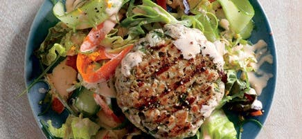 Galette au thon avec mayonnaise à la sauce sriracha et salade de légumes en rubans
