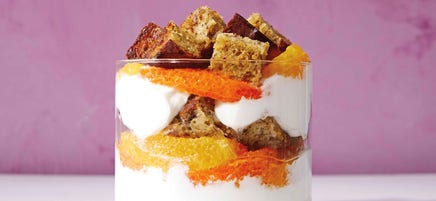 Triffle met yoghurt, sinaasappel en bananenbrood