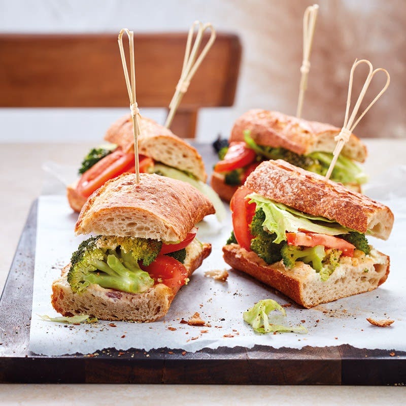Überbackenes Baguette mit Broccoli