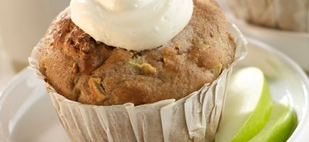 Muffins aux pommes avec glaçage au fromage à la crème