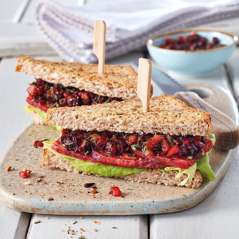 Salamisandwich mit Paprika-Oliven-Tapenade