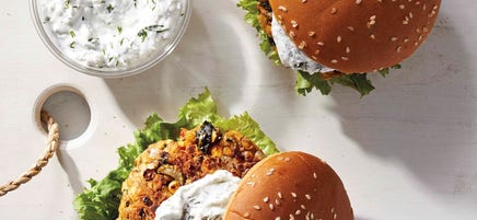 Linzenburgers met yoghurt-fetasaus