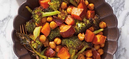 Zoete aardappel met broccoli en kikkererwten van de bakplaat