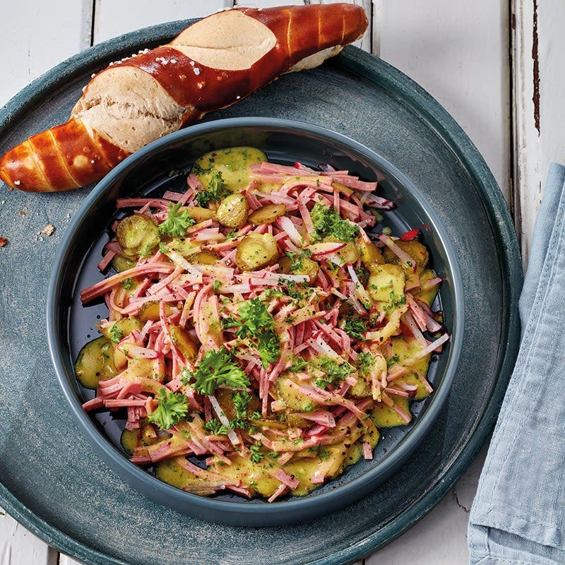 Wurstsalat mit Laugenstange