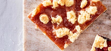Johannisbeer-Puddingkuchen mit Butterstreuseln