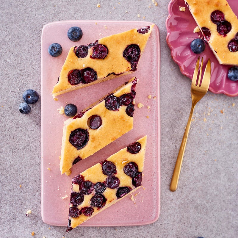 Salted Caramel Blondies mit Heidelbeeren