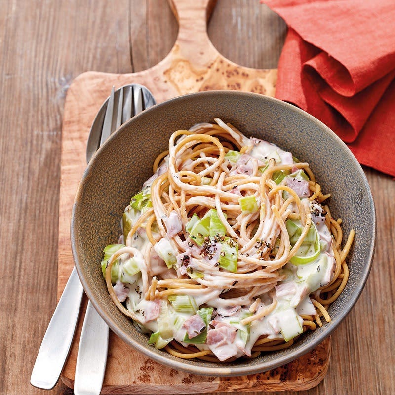Linsenpasta mit Lauch-Schinken-Sauce