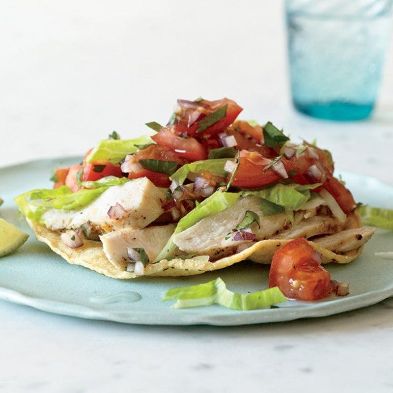 Photo de Tostada au poulet avec salade de tomates par WW