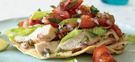 Tostada au poulet avec salade de tomates