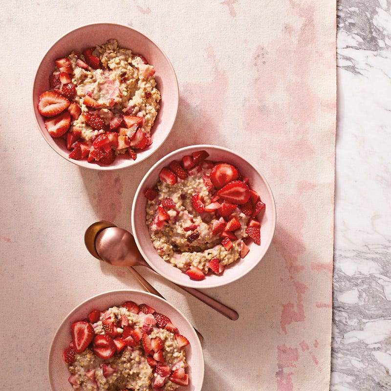 Erdbeer-Dattel-Porridge