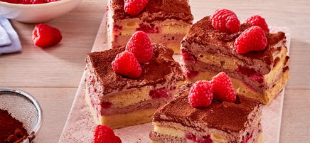Erdnusskuchen mit Schokocreme und Beeren