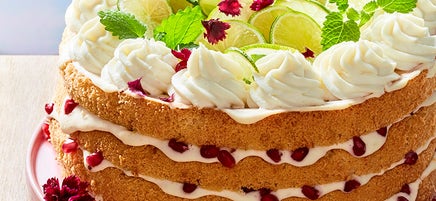 Naked Cake mit Limettencreme und Granatapfel