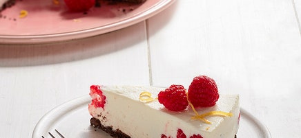 Zitronen-Cheesecake mit Himbeeren