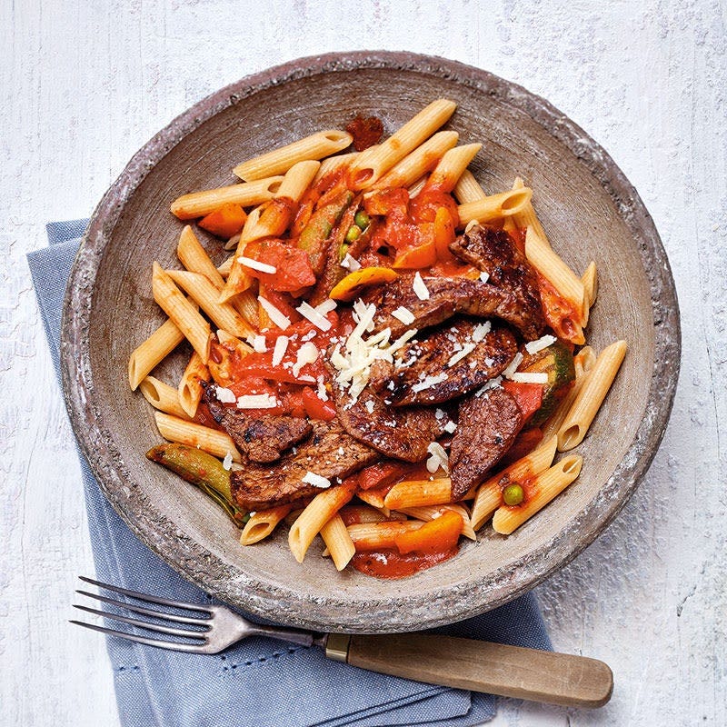 Pasta mit Gemüsesauce und Rinderfilet