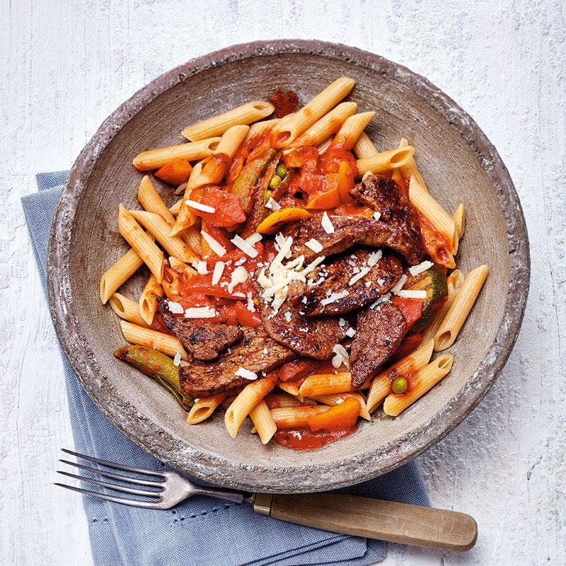 Pasta mit Gemüsesauce und Rinderfilet