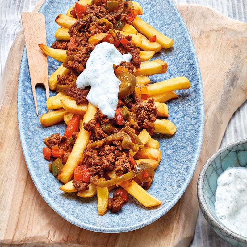 Loaded Fries mit mit Tatar-Jalapeños-Topping