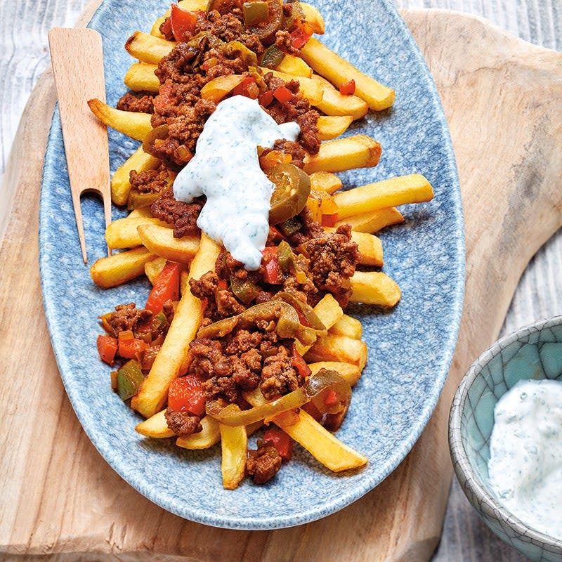 Loaded Fries mit mit Tatar-Jalapeños-Topping