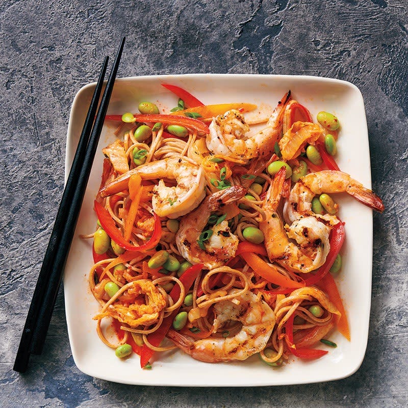 Sobanudeln mit Garnelen und Edamame