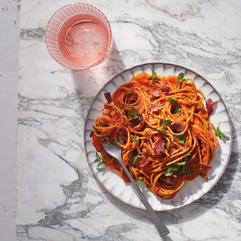 Spaghetti mit Paprika-Tahin-Sauce und Bacon
