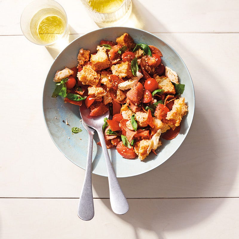 Brotsalat Pizza-Style mit Salami