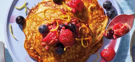 Bloemvrije banaanpannenkoekjes met fruittopping