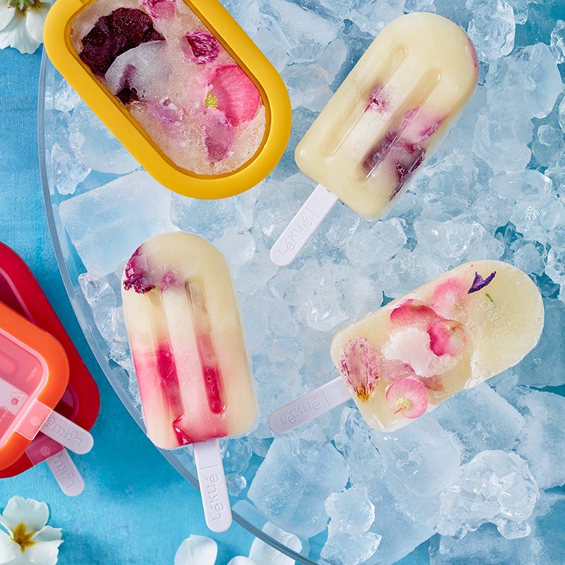Apfel-Popsicles mit bunten Blüten