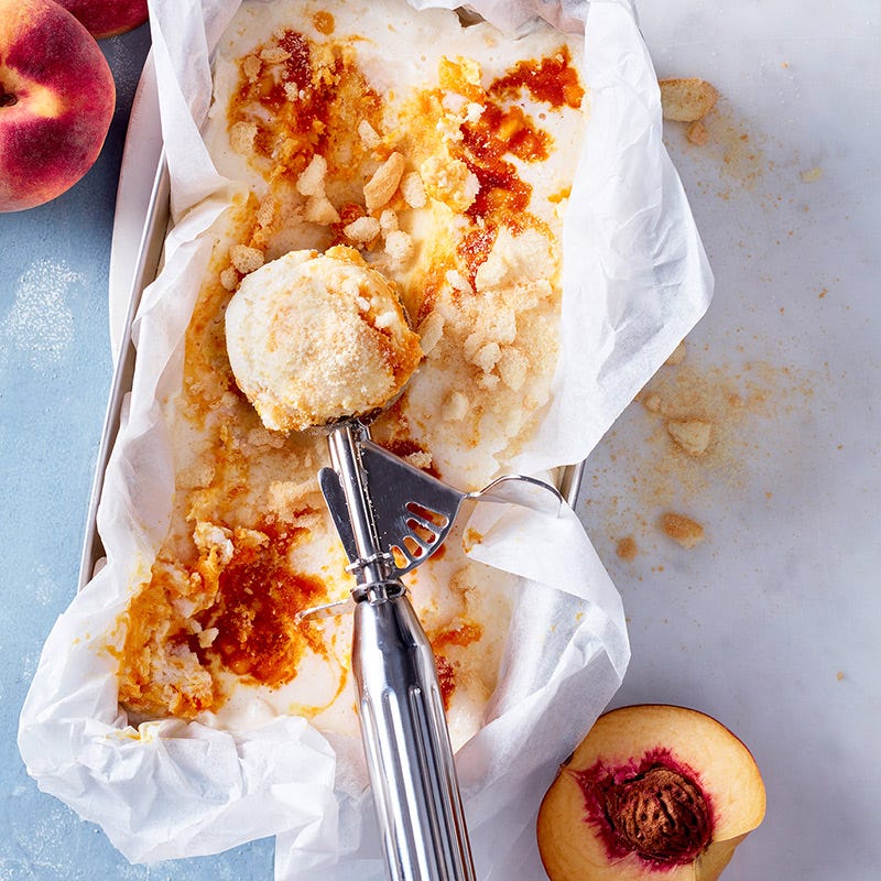 Buttermilcheis mit Pfirsich und Crunch